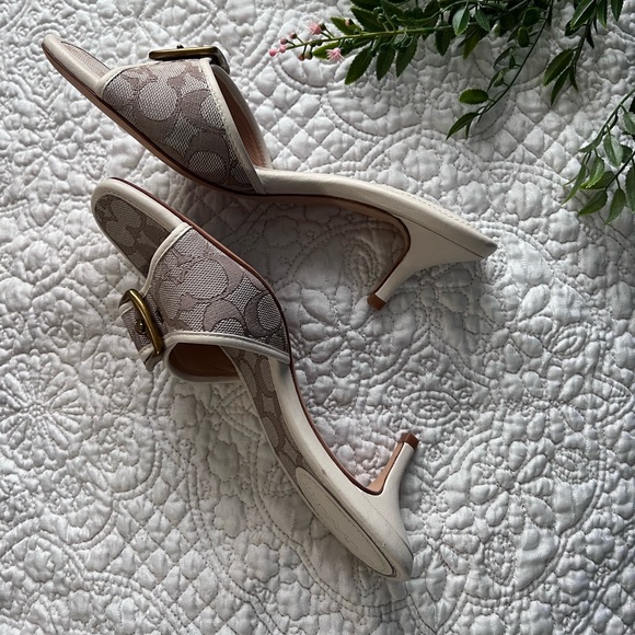 Coach: egg shell & canvas slip on kitten heels, very good condition size 8 - Picture 2 of 12
